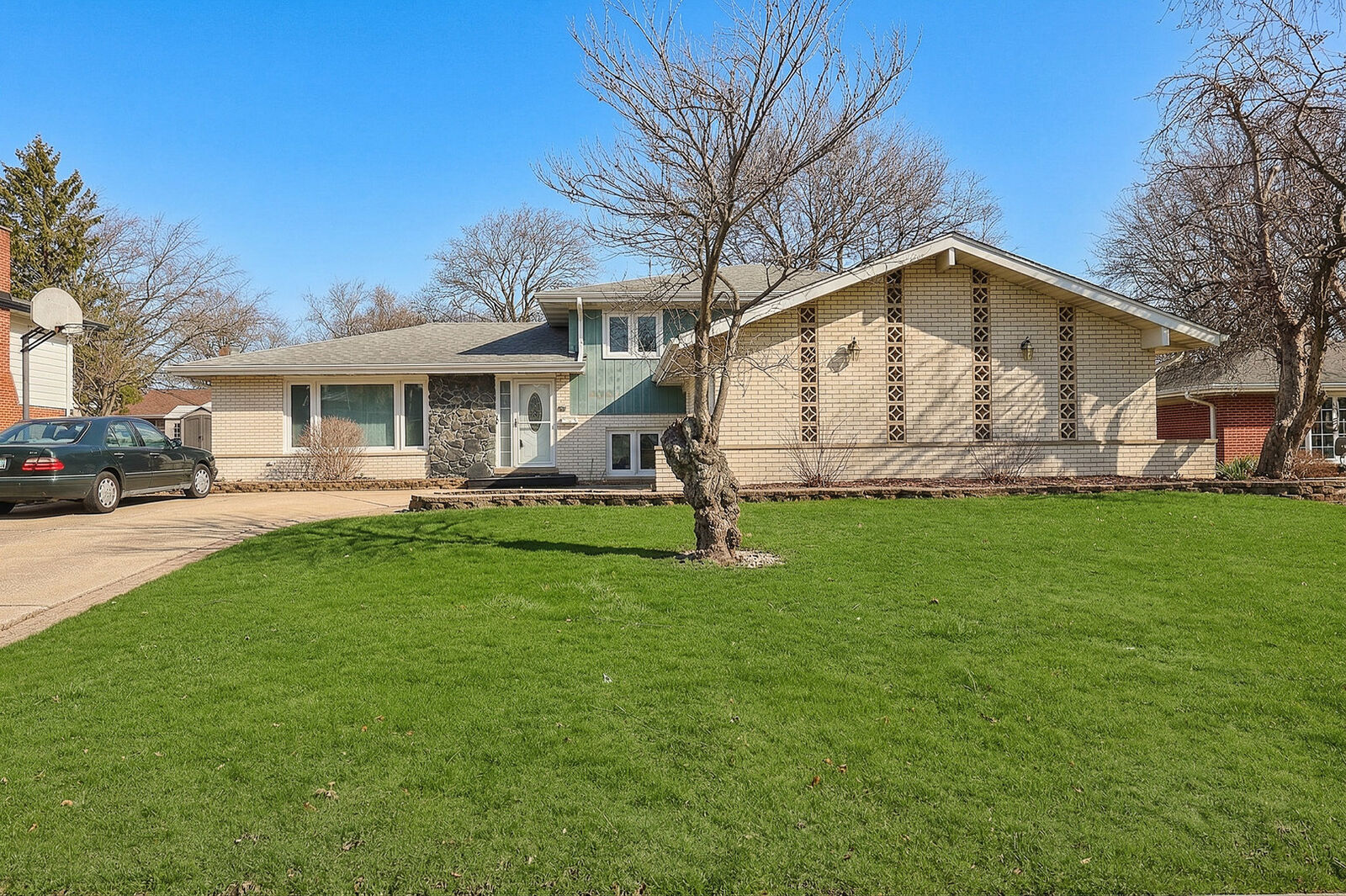 Property Photo:  18W194 Claremont Drive  IL 60561 