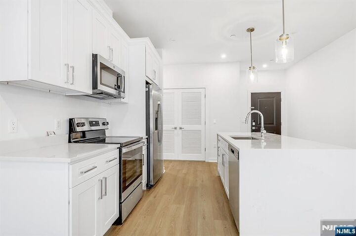 Property Photo:  74 Clarendon Place 202  NJ 07601 