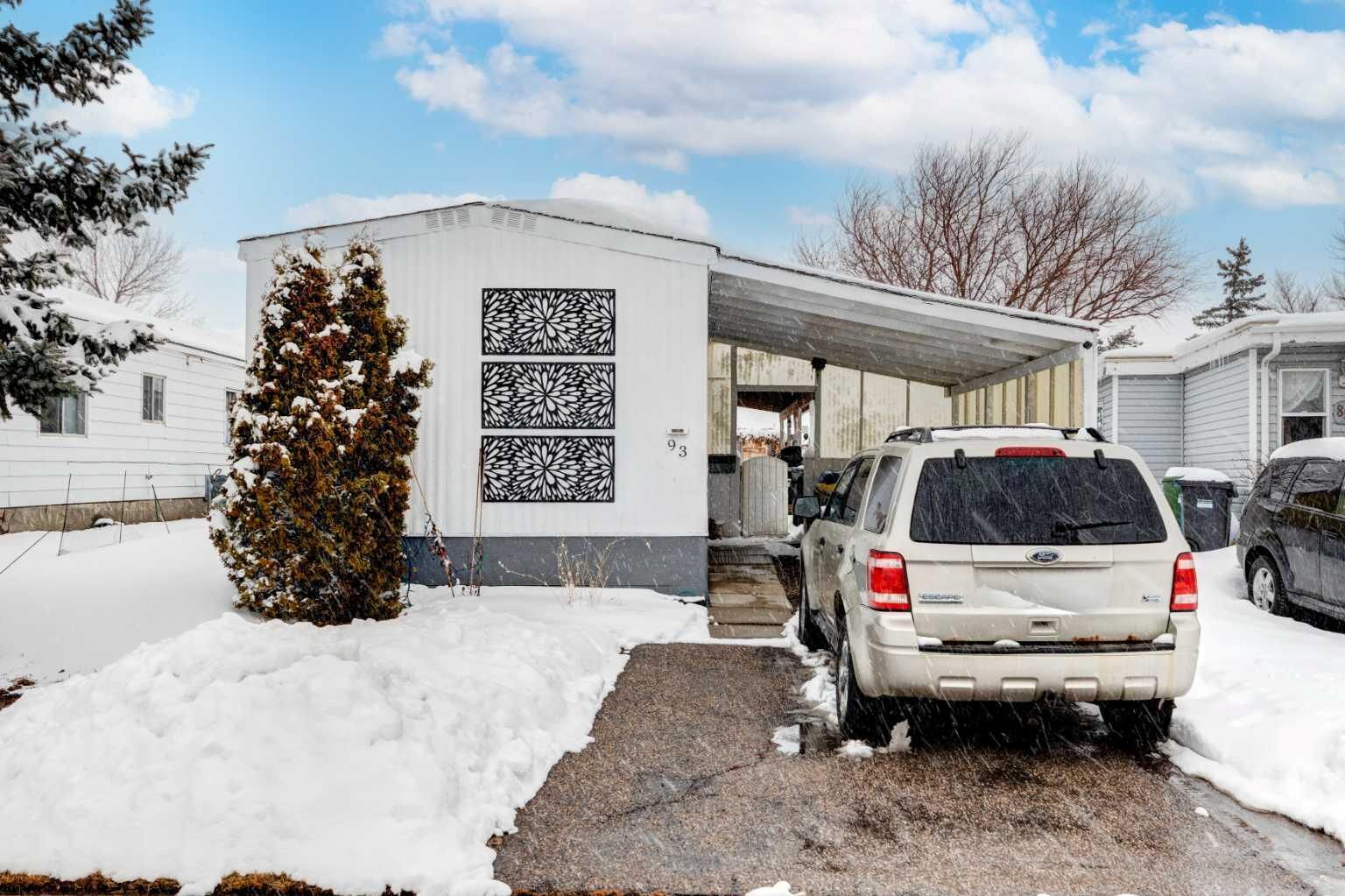 Property Photo:  93 Huntstrom Drive NE  AB T2K 5V5 