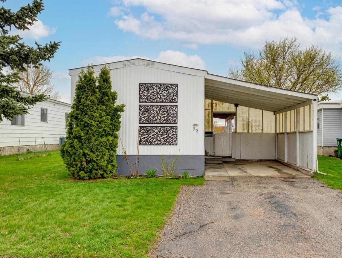 Property Photo:  93 Huntstrom Drive NE  AB T2K 5V5 