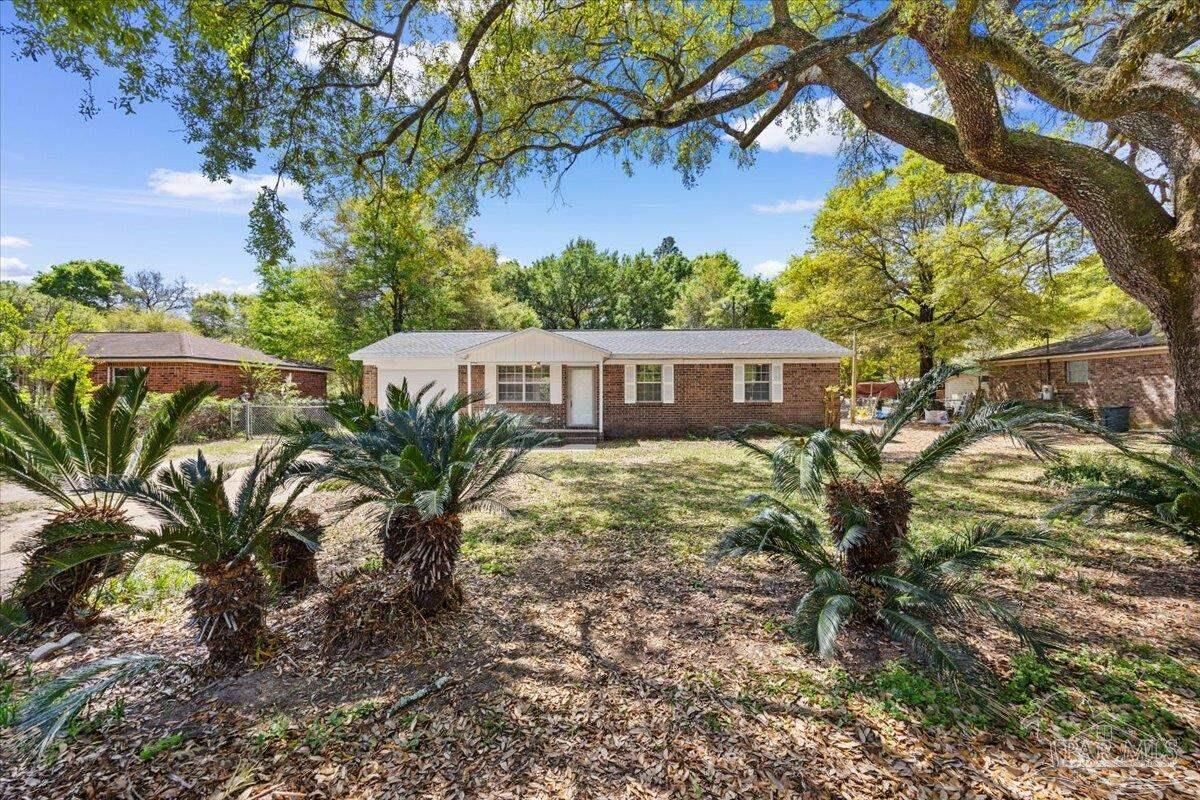 Property Photo:  5633 Collinswood Dr  FL 32583 