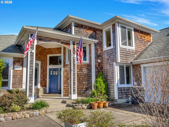 Property Photo: 2537 Pine Ridge Dr OR 97138