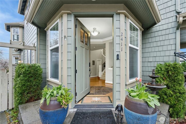 Property Photo:  2411  30th Avenue NE  WA 98029 