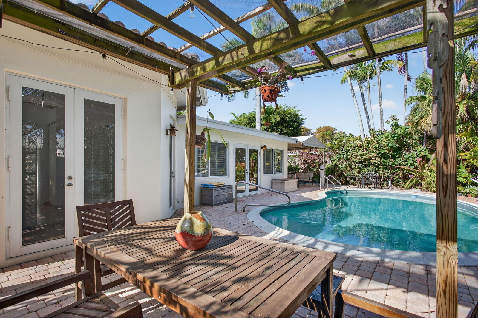 Property Photo:  2101 NE 25th Street  FL 33305 