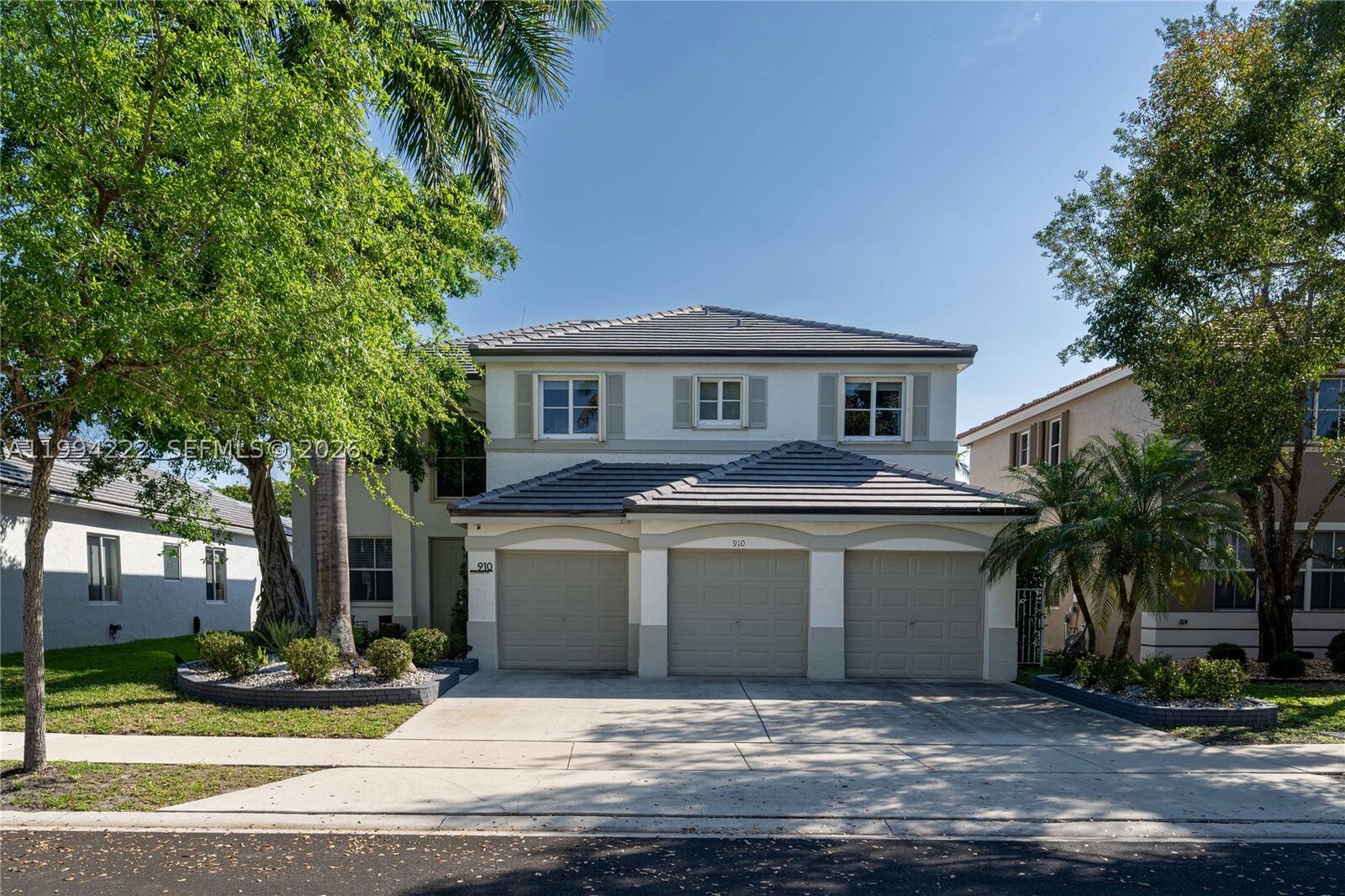 Property Photo:  910 Sunflower Cir  FL 33327 