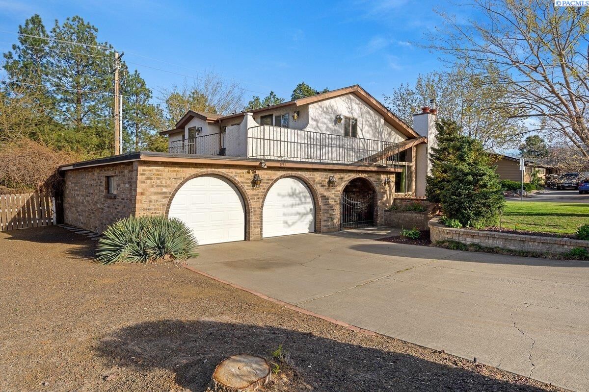 Property Photo:  1954 Orchard Way  WA 99352 