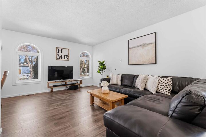 Property Photo:  522 Novavista Drive  MB R2N 2L5 