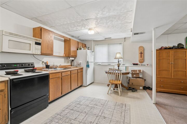 Property Photo:  409 S 7th Avenue  IA 52245 