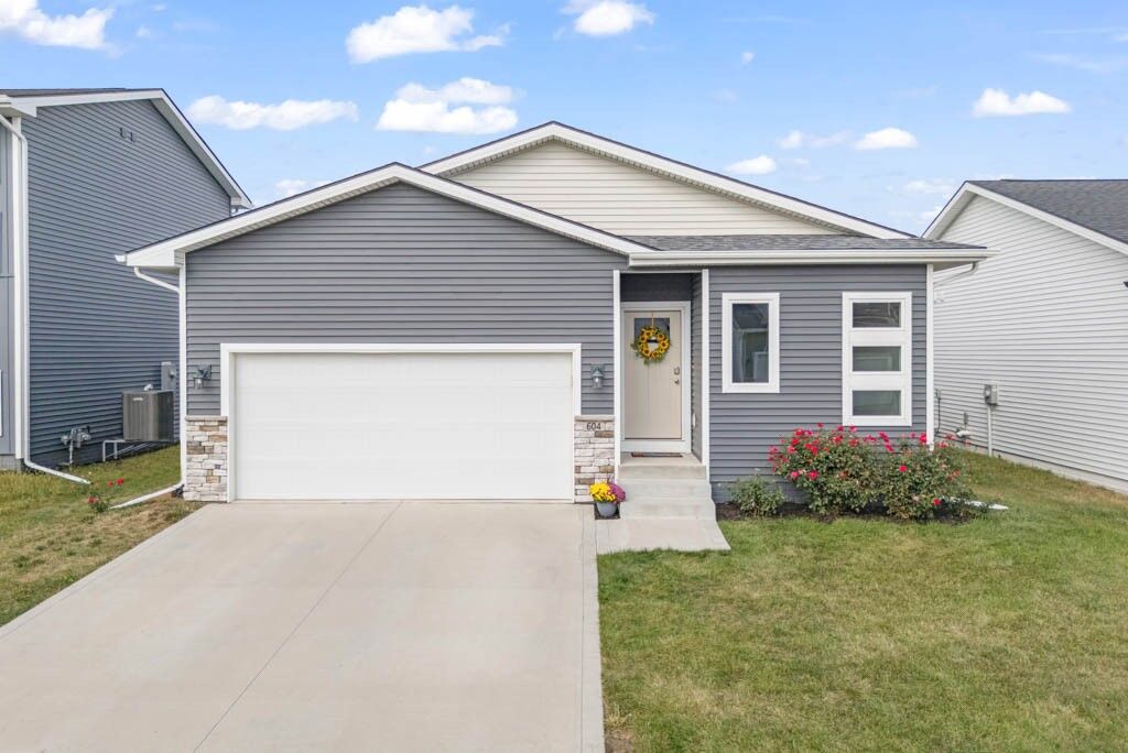 Property Photo:  604 1st Street NW  IA 50035 