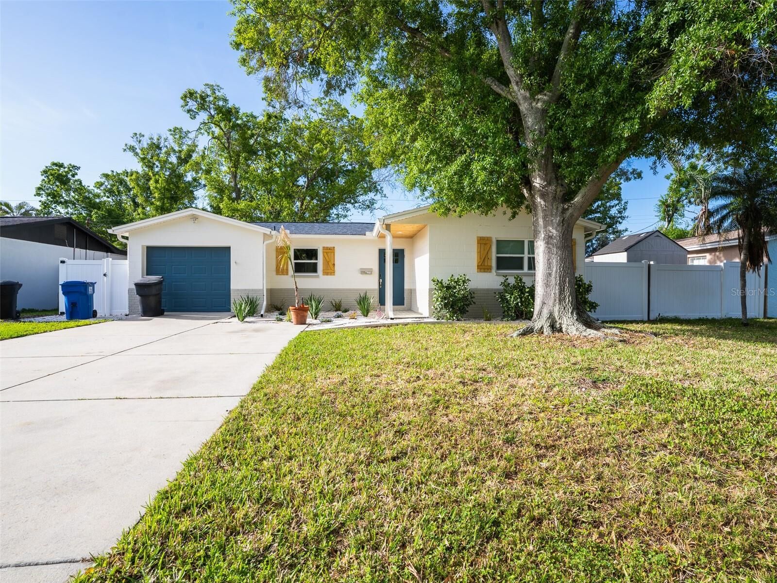 Property Photo:  300 84th Avenue NE  FL 33702 