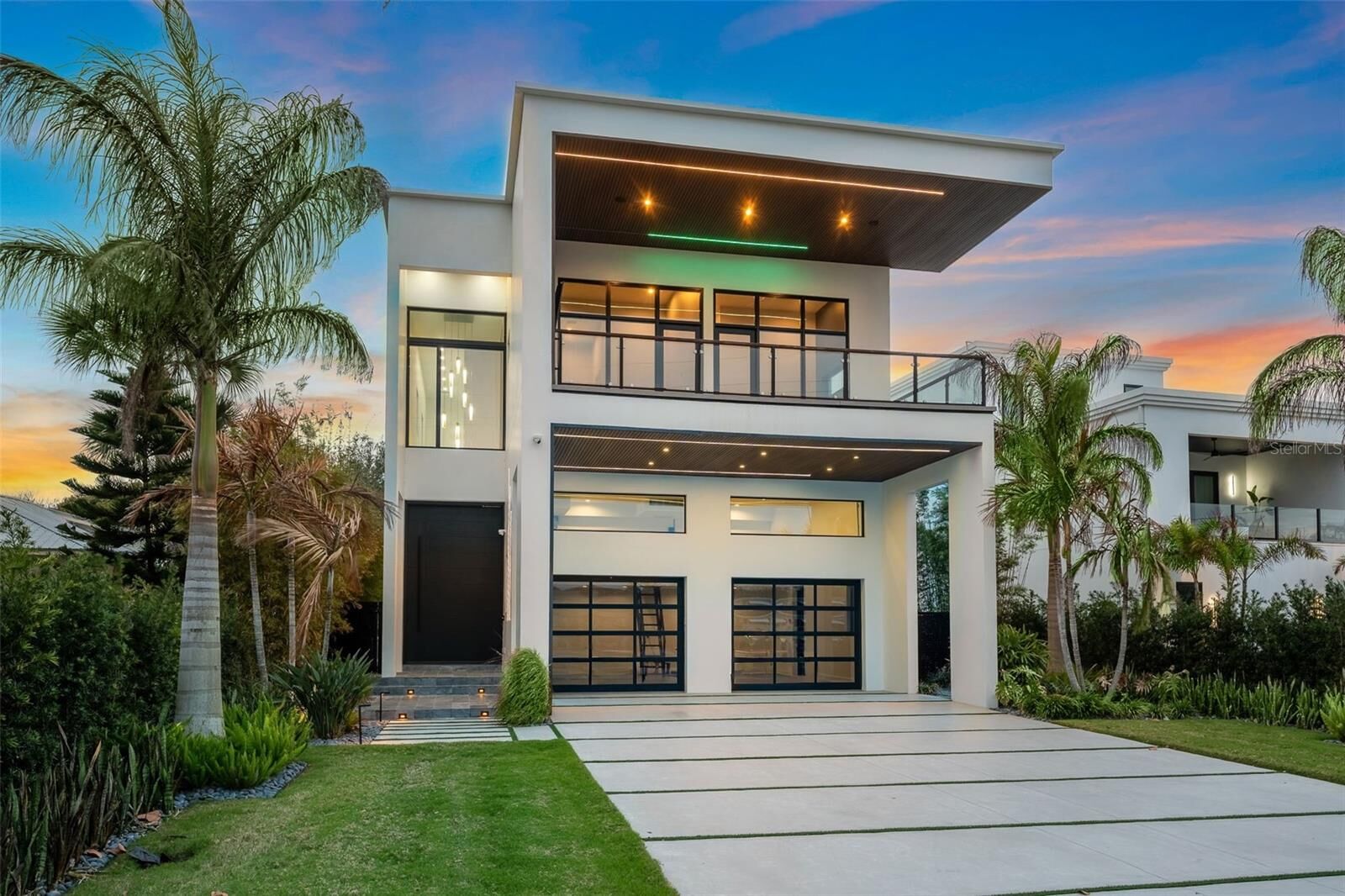 Property Photo: 1194 N Peninsula Avenue FL 32169