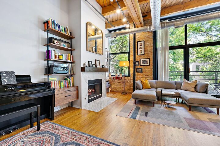 Property Photo:  2210 W Wabansia Avenue 202  IL 60647 