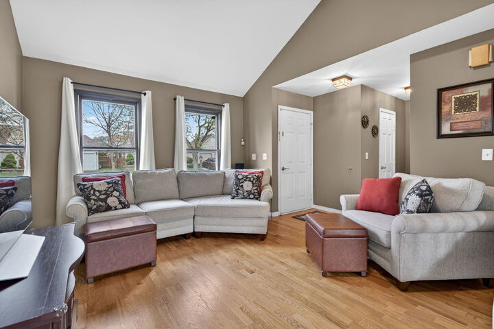 Property Photo:  81 Washington Avenue  IL 60107 