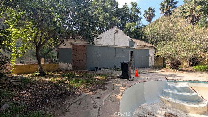 Property Photo:  2200 Nichols Canyon  CA 90046 