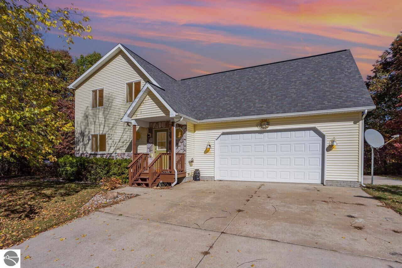Property Photo:  823 Valley Stream Court  MI 48625 