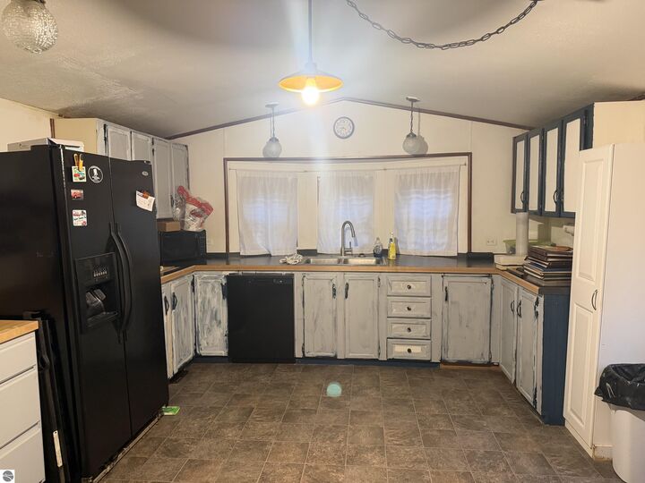 Property Photo:  987 W Maplecrest Drive  MI 48657 