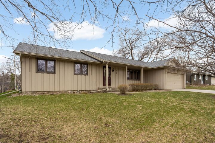 Property Photo:  946 Redwood Drive  MN 55124 