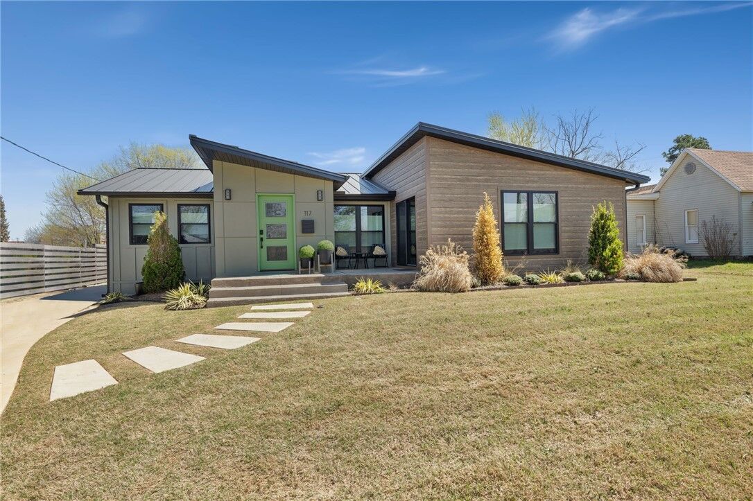 Property Photo:  117 SE F Street  AR 72712 