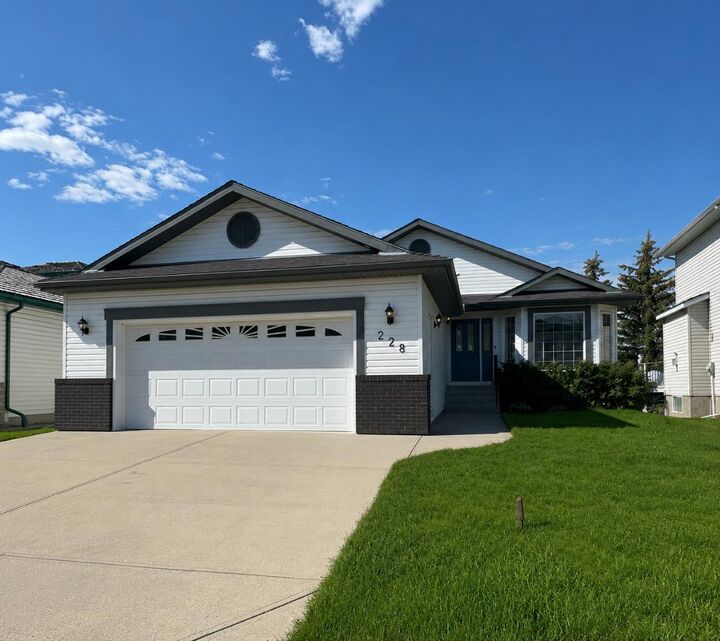 228 Woodside Crescent NW — photo 1