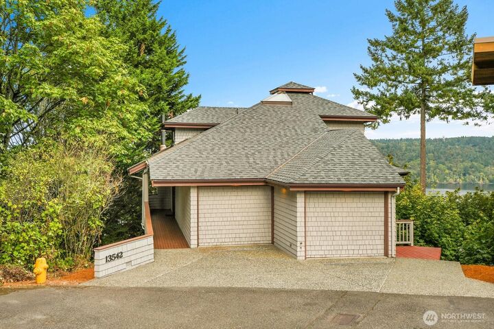 Property Photo:  13542  40th Avenue NE  WA 98125 