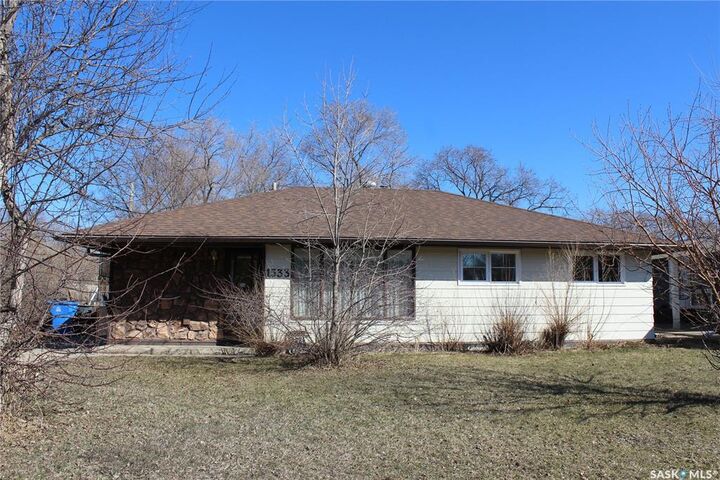 1533 Thorn Crescent — photo 1
