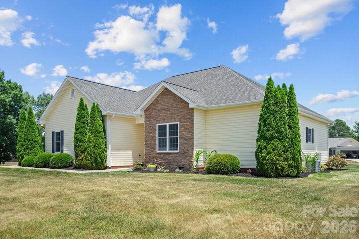 Property Photo:  104 Castle Pines Lane  NC 28625 