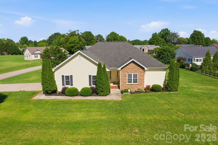 Property Photo:  104 Castle Pines Lane  NC 28625 