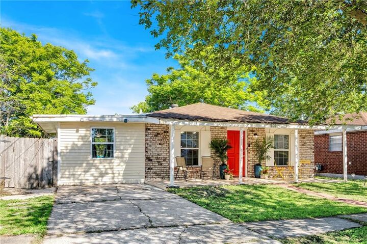 Property Photo:  1100 Southlawn Boulevard  LA 70114 