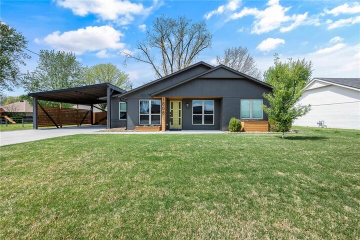 Property Photo:  1808 SW D Street  AR 72712 