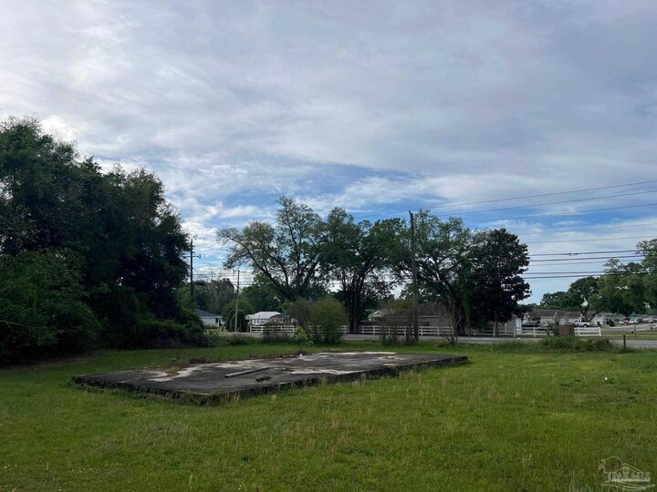 Property Photo: 8100 Stonebrook Dr FL 32514