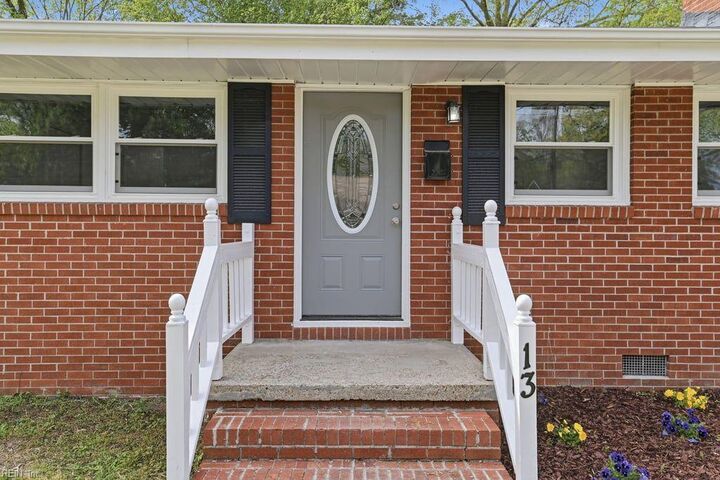 Property Photo:  13 Boxwood Ln  VA 23602 