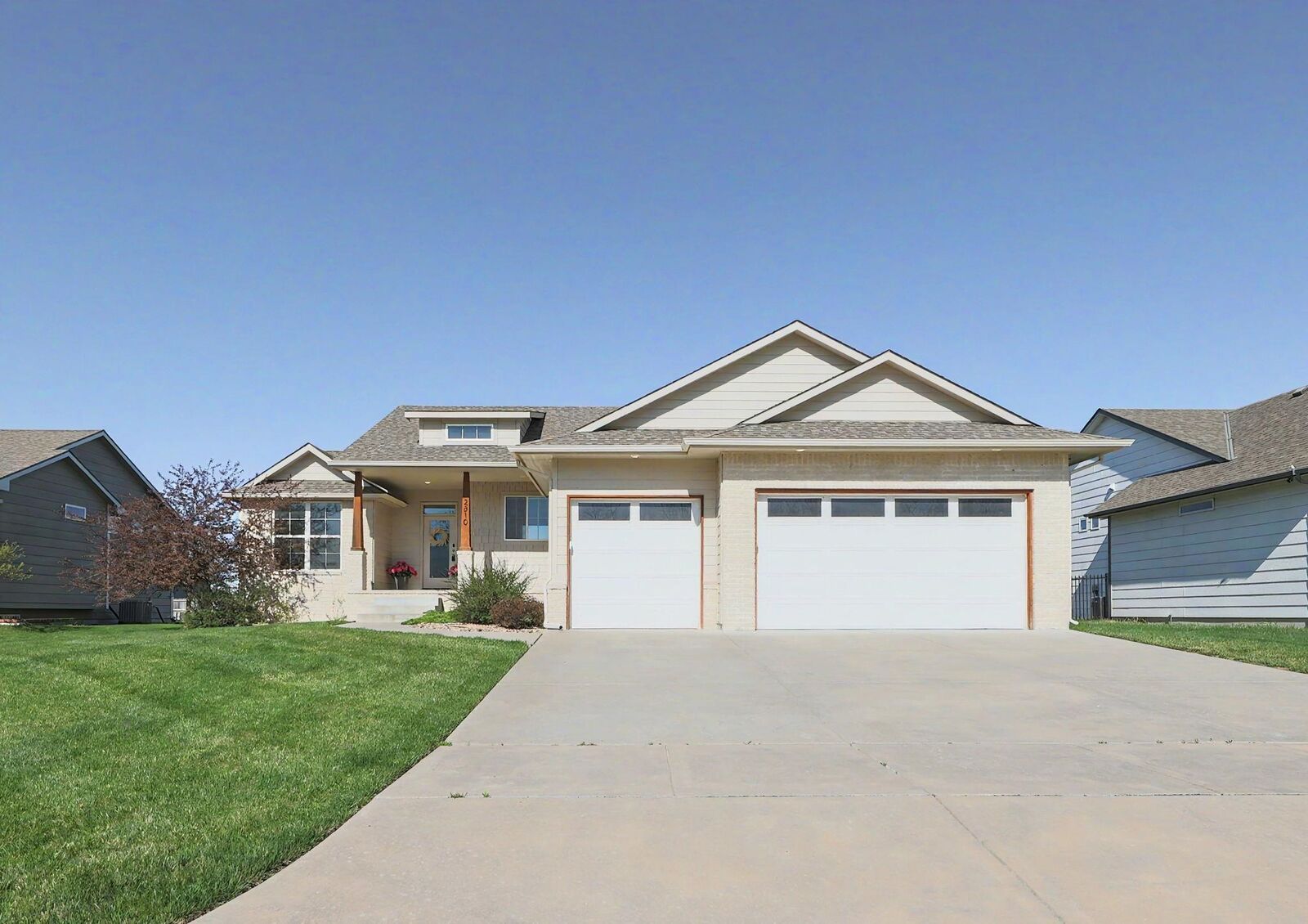 Property Photo:  2810 E Mantane Cir  KS 67219 