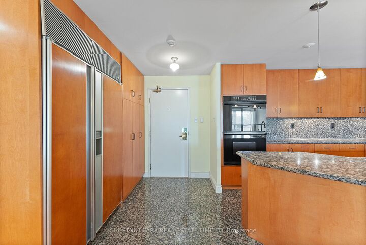Property Photo:  889 Bay Street 1610  ON M5S 3K5 
