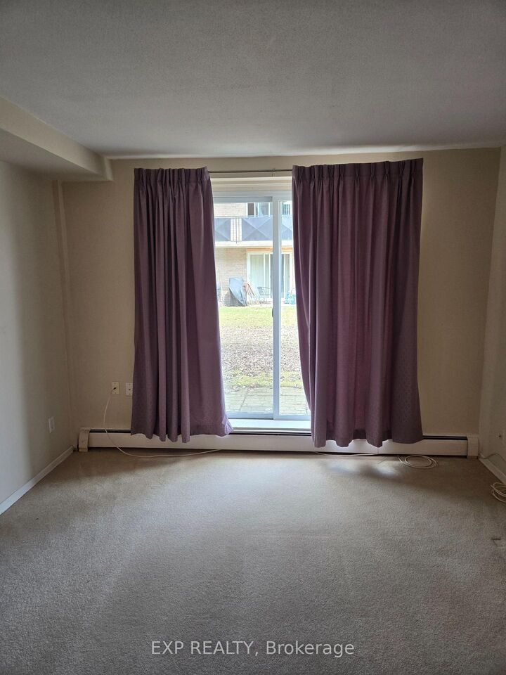 Property Photo: 633 Barber Avenue N 1 ON N4W 1S4