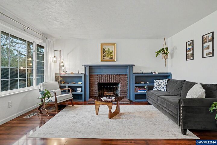 Property Photo:  945 SE Marion Av  OR 97333 