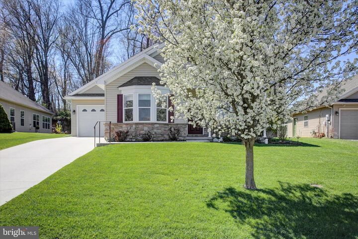 Property Photo: 25 Colonial Court PA 17257