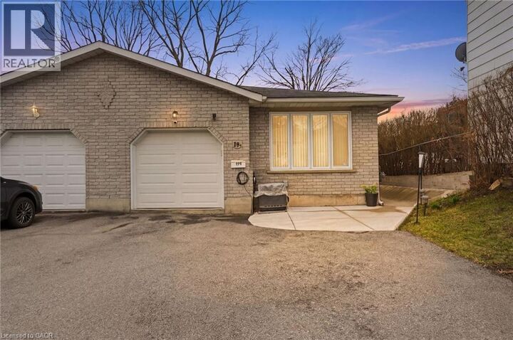 19 Dundas Street West — photo 1