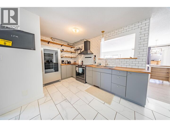 Photo de la propriété:  9917 115 Avenue  BC V1J 6R8 