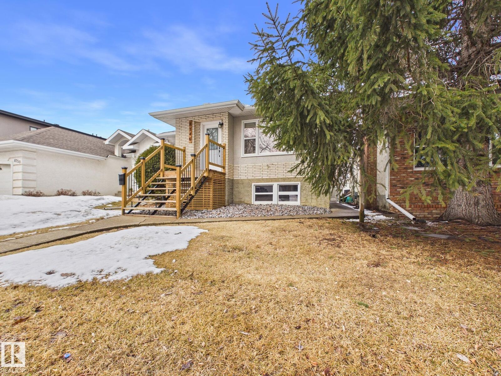 Photo de la propriété:  8746 84 Avenue NW  AB T6C 1E2 
