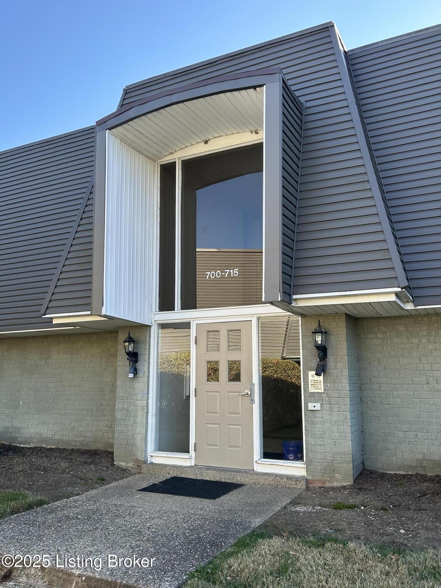 Property Photo:  714 La Fontenay Ct  KY 40223 