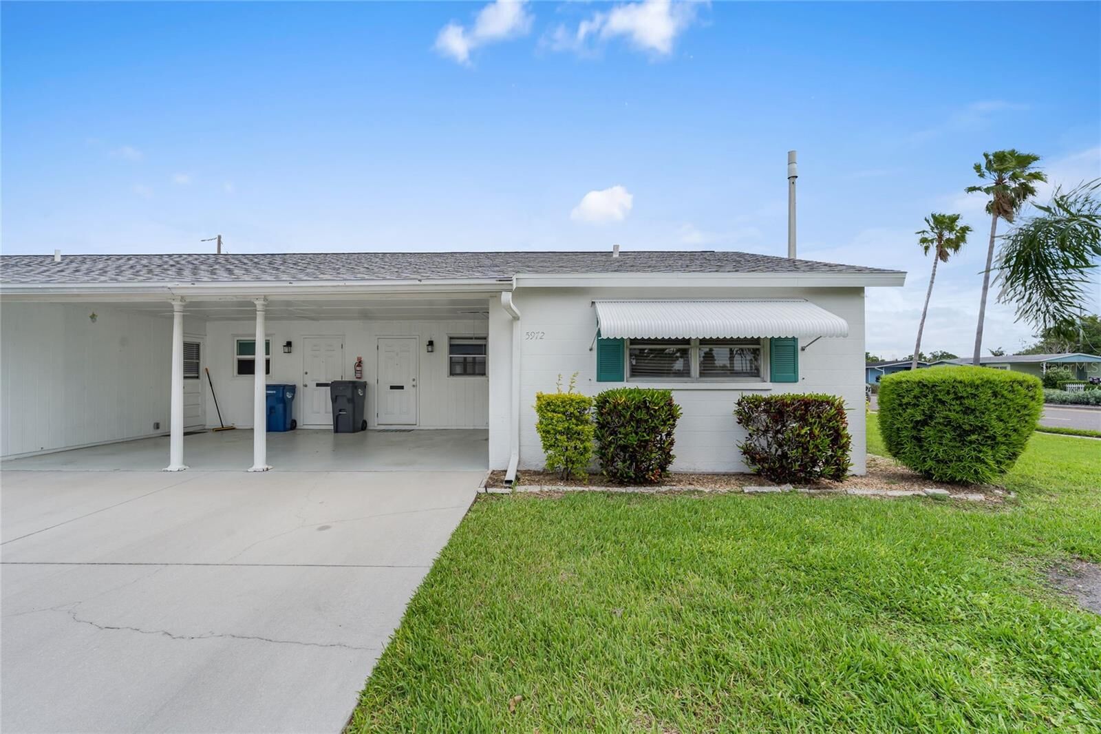 Property Photo:  5972 Hibiscus Drive 207  FL 34207 