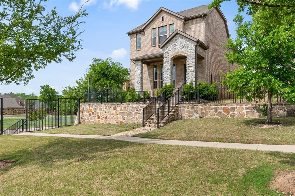 Property Photo:  520 Alden Way  TX 75013 