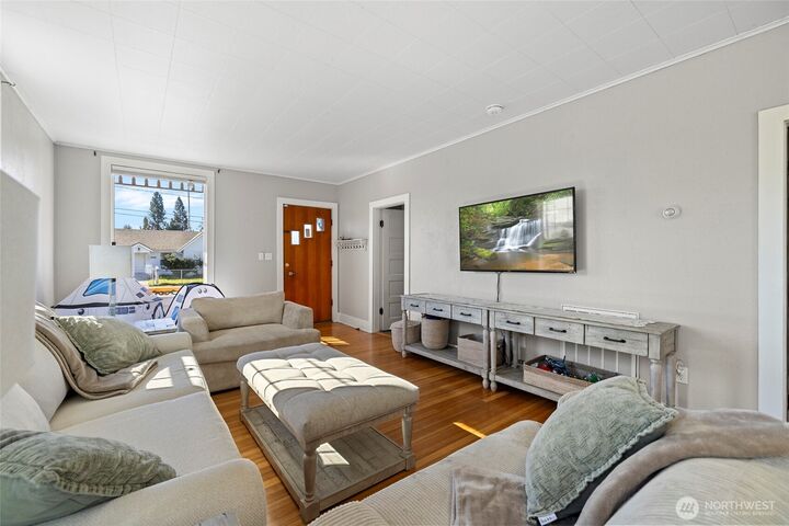 Property Photo: 625 E Hazel Avenue WA 98233