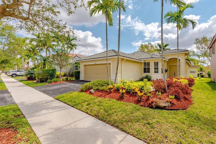 Property Photo: 1877 Aspen Ln FL 33327