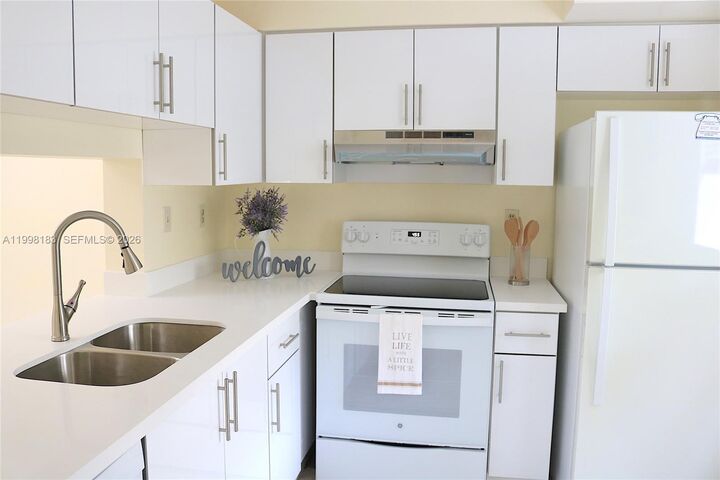 Property Photo: 401 Gardens Dr 103 FL 33069