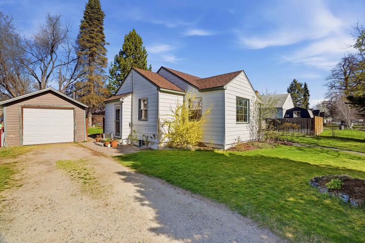 Property Photo:  10005 N Andrew St  WA 99218 