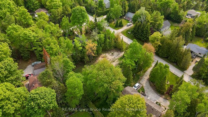 Property Photo:  425 Dufferin Avenue  ON N0H 2G0 