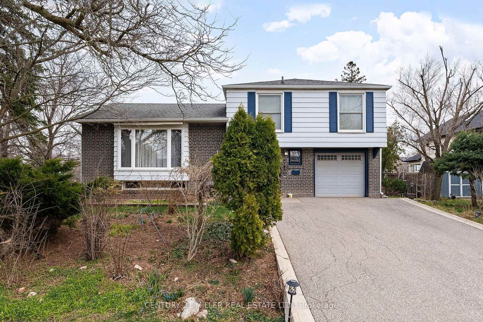 Property Photo: 557 Trafford Crescent ON L6L 3T4