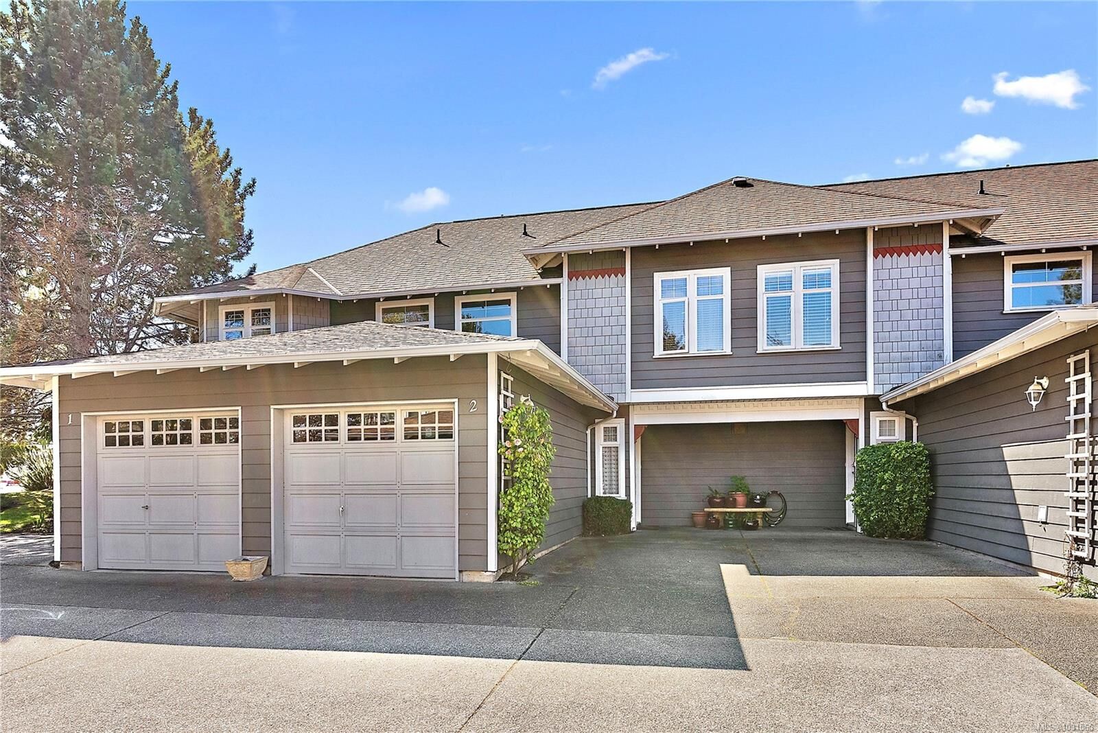 Property Photo:  922 Arm St 2  BC V9A 4G5 