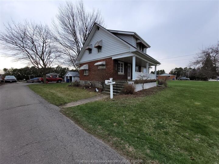 670 Park Avenue West — photo 1